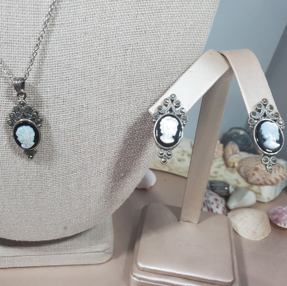 Mother of pearl cameo earring necklace set